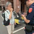 水湳派出所警員積極協助！ 婦人「親送謝卡致謝」