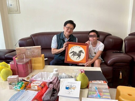 台南女孩小如風災重傷後康復返校 徐健麟代表市府送暖慰問