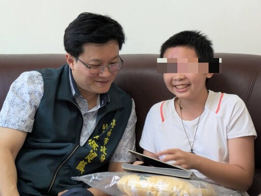 台南女孩小如風災重傷後康復返校 徐健麟代表市府送暖慰問