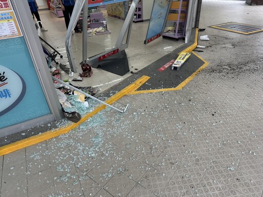 蘆洲小客貨車失控撞超商 波及Ubike站釀1傷 警方釐清肇因