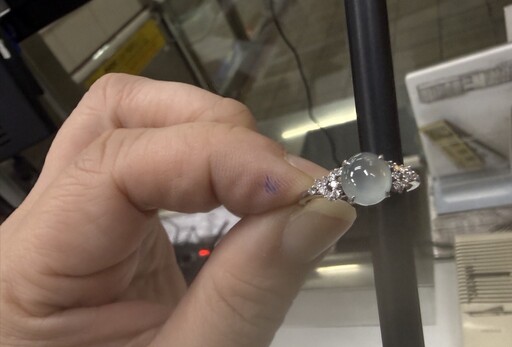 女子捷運上翡翠戒指滑落失蹤 捷警鍥而不捨尋回物歸原主