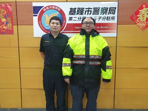 山坡土石滑落佔車道 基二警即刻排除恢復通行