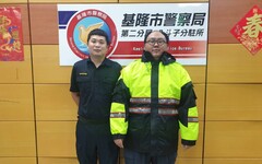 山坡土石滑落佔車道 基二警即刻排除恢復通行