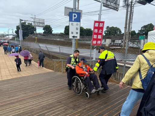 新社花海現「溫馨一幕」 東勢警協助行動不便長者賞花深獲肯定