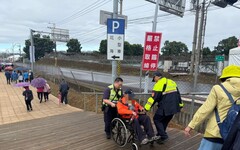 新社花海現「溫馨一幕」 東勢警協助行動不便長者賞花深獲肯定