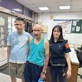 細雨中迷途老翁 三重警迅速伸援協助平安返家