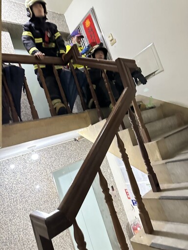 酒醉男清晨開瓦斯鬧事 警消破門壓制送醫