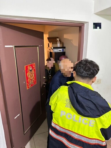 金融卡遭 ATM 吞卡!基二警協助成功取回