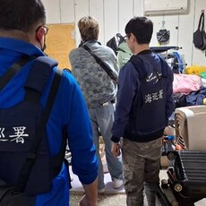 嫌犯急丟毒品滅證！海巡署板橋圍捕破獲安非他命與子彈