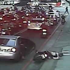 未看後方開車門！「開門驚嚇」釀機車倒地 警提醒荷蘭式開門法