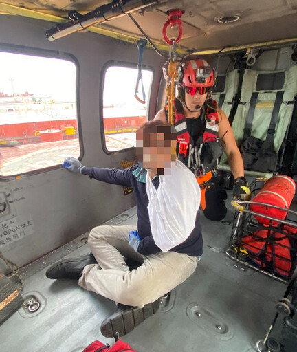 海巡署空勤吊掛分隊救援外籍船員 22分鐘完成任務