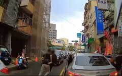 街頭版《實境生存遊戲》上演！民眾變身 NPC 指路員 警沿線追捕棄車四散逃亡越南移工