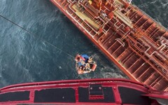 化學輪船員身體不適 海巡署空勤松山外海成功吊掛後送