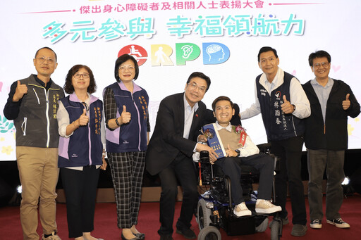 新北模範社會 30位傑出身障者、家屬、服務英雄獲劉和然親自頒獎