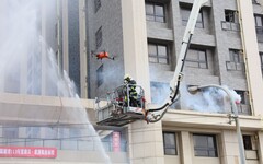 竹縣高樓救災演習 機器人滅火70米雲梯車馳援