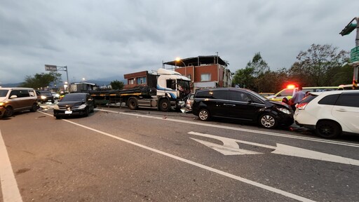 影音/宜蘭拖板車追撞10車釀16傷 10人送醫