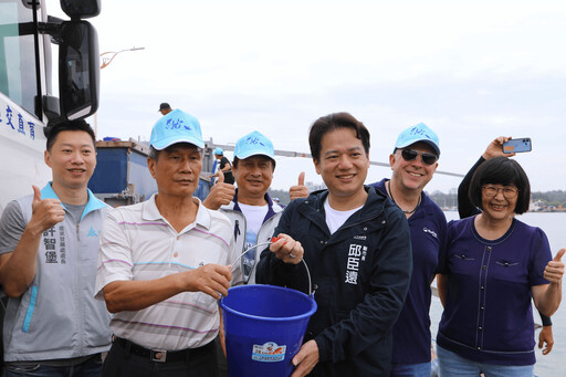 促進地方共榮發展 貝富新能源與新竹區漁會攜手舉辦魚苗放流活動