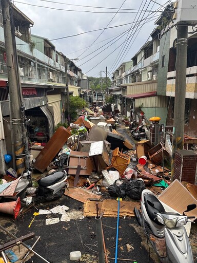 新北環保局馳援嘉義 3天清理1,540公噸颱風廢棄物