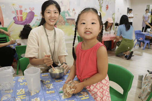 新北公托烘焙課超夯 親子齊聚做起司杯子蛋糕