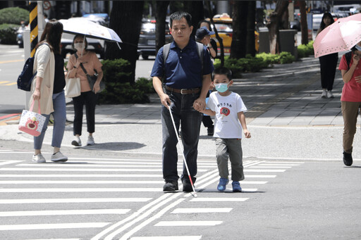 公私協力 新北市推導盲行穿線 視障者過馬路再也不怕虎口險境