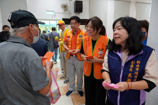 中秋暖心行動 新北市善悅關懷協會關懷街友 提供義剪義診媒合就業並贈月餅