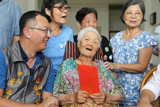 嘉縣慶重陽 翁章梁致贈百歲人瑞禮金及金飾