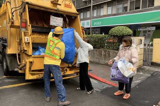 受颱風影響連續兩天未收運垃圾 新北恢復垃圾收運