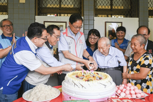 桃園重陽獻禮 張善政親贈百歲人瑞金戒指、金箔畫獎牌獻祝福