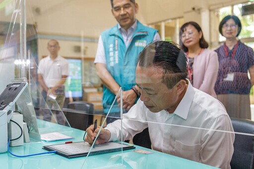 全國首創稅務臨櫃電子紙服務 嘉義縣財稅局便民又環保