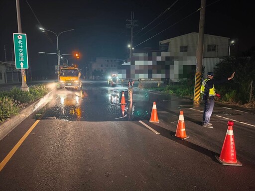 曳引車載運泥巴碎石散落內外側車道 警方調度清運機具迅速排除路障