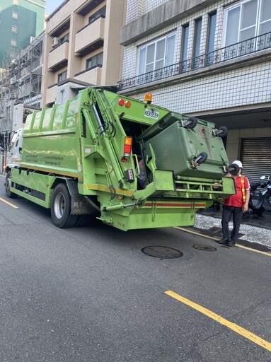 環保公司放管台南市議員李啟維認為此問題凸顯必須全面子母車收垃圾