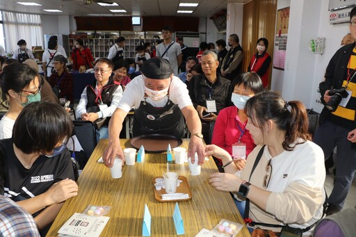 新北社區照顧全國第一 金門縣府參訪 體驗「空中菜園」 品嘗手沖「千歲咖啡」