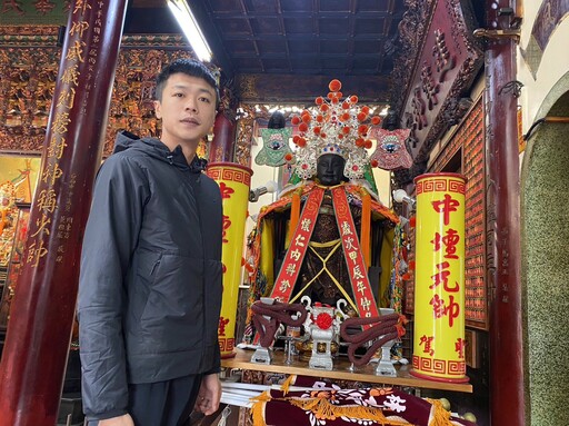 台南市下林仔「建安宮」神尊將配戴百兩黃金參加米街送天師祭典