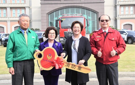 磚引玉回饋鄉里 帝寶捐贈縣警察局巡邏車及消防局化學消防車