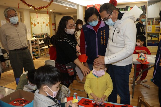 侯友宜帶愛心過新年 探訪童心家園送暖又送福