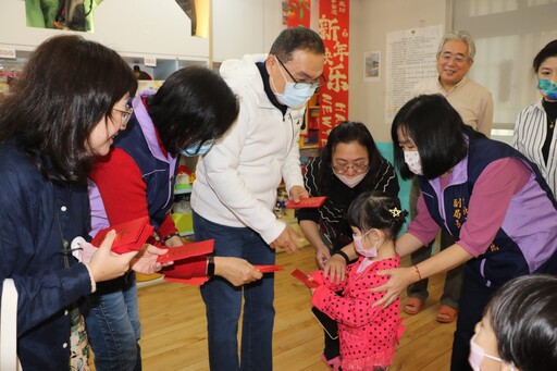 侯友宜帶愛心過新年 探訪童心家園送暖又送福