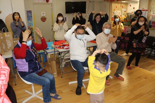 侯友宜帶愛心過新年 探訪童心家園送暖又送福