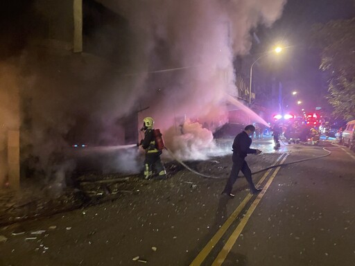 影音/宜蘭市深夜機車行火警 火勢波及四戶9人預防性就醫