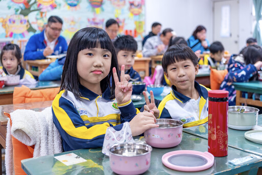 免費營養午餐更美味 張善政與學童共餐 推廣健康飲食