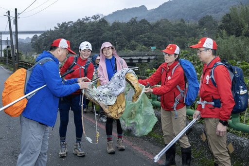 還大自然一片純淨 新北攜手志工淨山 天燈文化與環境共存