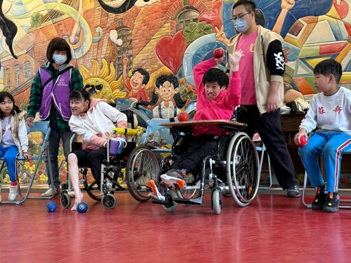 八里教養院「生命之美」列車開進新莊國小 腦麻院生跳輪標舞和滾球