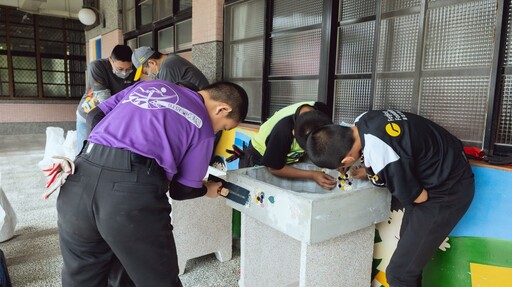 百年學校新生機 遠雄志工攜手少棒隊改善學習環境