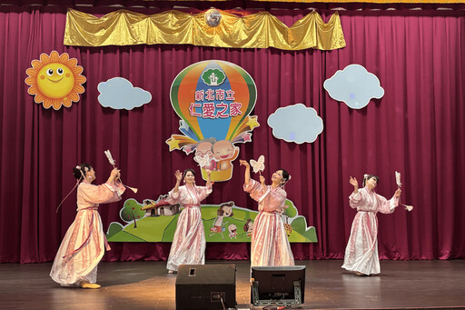 長輩樂開懷!花花愛心公益團隊溫情獻演 仁愛之家充滿歡笑與活力