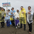 愛地球不畏風雨 草漯沙丘淨灘活動 千人熱情守護海洋生態