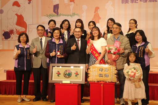 光影交織的母愛 新北表揚57位模範母親 侯友宜：媽媽永遠用同理心陪伴我們