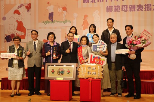 光影交織的母愛 新北表揚57位模範母親 侯友宜：媽媽永遠用同理心陪伴我們