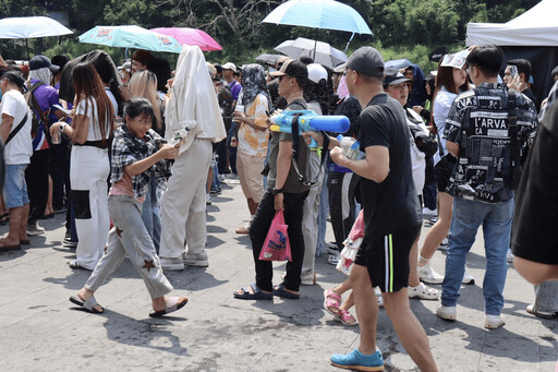 濕身狂歡新北碧潭潑水節嗨爆 泰星Kaimook、Bam Phailin魅力四射 萬人水戰消暑