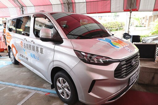 林文庫先生捐贈交通專車 暖心回饋長照服務