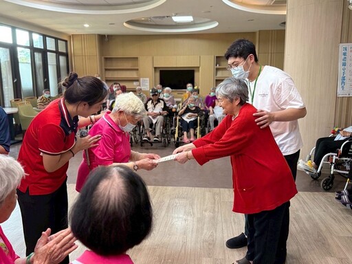 八旬嬤獻唱〈望春風〉感動長照住民 慈愛據點用不老行動照亮社區