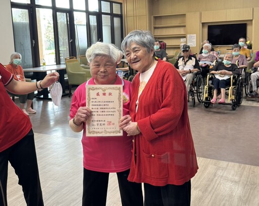 八旬嬤獻唱〈望春風〉感動長照住民 慈愛據點用不老行動照亮社區